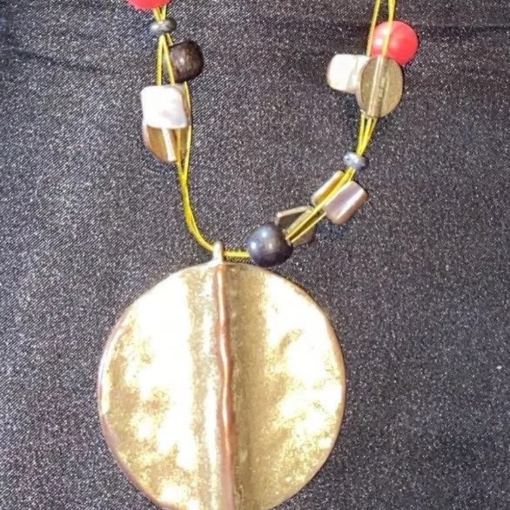 Choker Chicos Brown, Coral beads with a Gold Medallion